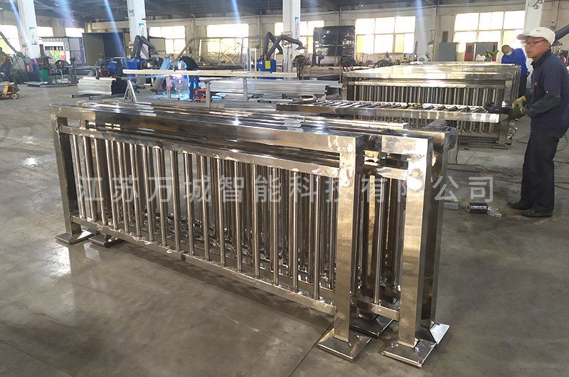 提升候车亭安全性不锈钢护栏生产制造中